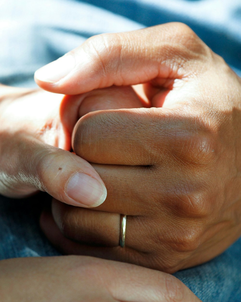 Deux mains serrées l'une dans l'autre, en soutien