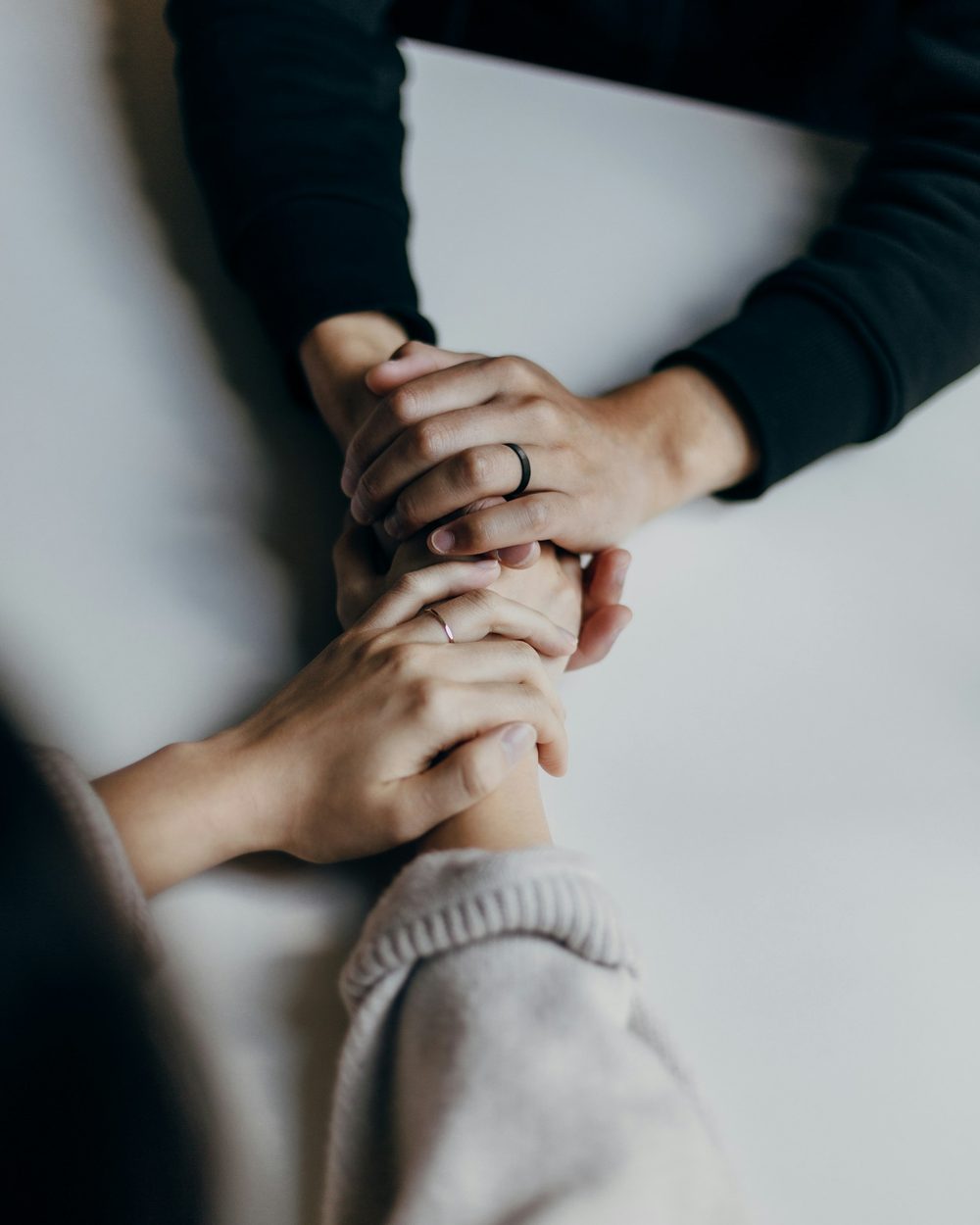 Une femme et sa mère âgée rient ensemble, dehors, dans une étreinte
